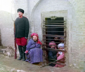 Zindan börtön, rabok és egy őr orosz puskával, egyenruhával és csizmával, Közép-Ázsia, Orosz Birodalom, 1905 és 1915 között.